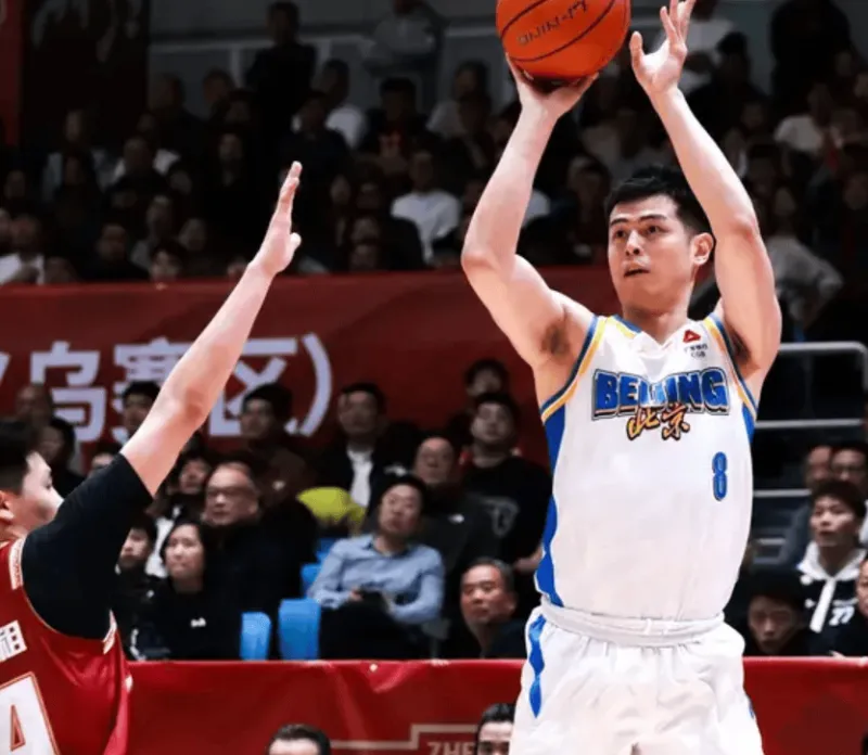 星空体育-陈盈骏7中4得到14分3助攻3失误，方硕4中0得到0分2助攻